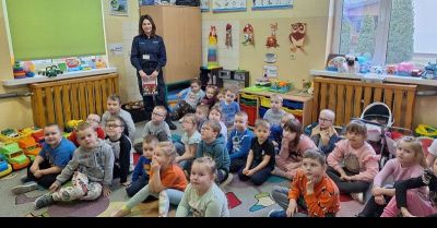 Policjanci uczą przedszkolaków bezpiecznej zimy